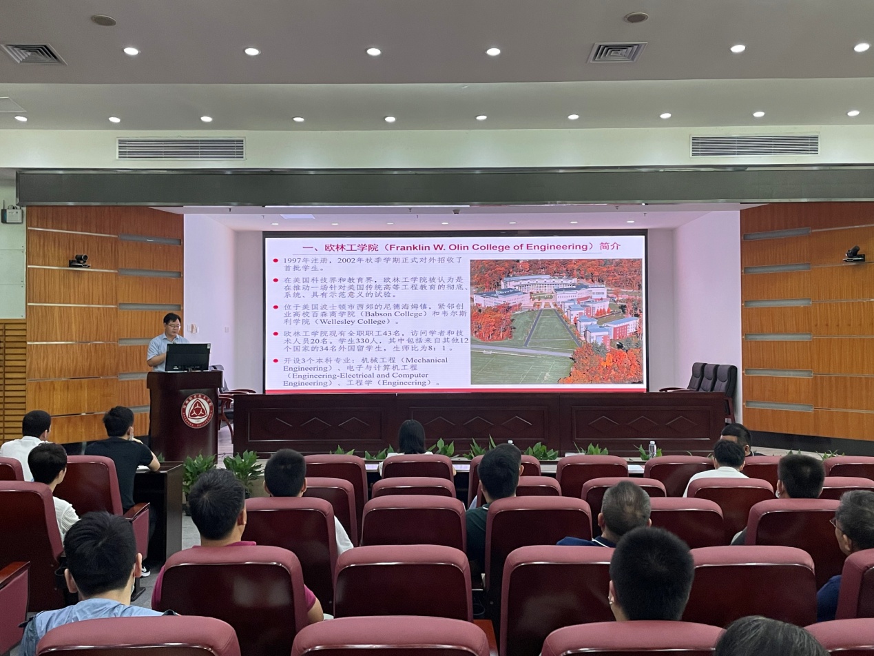 杨文明作专题报告(教研会议)20211015090003.jpg